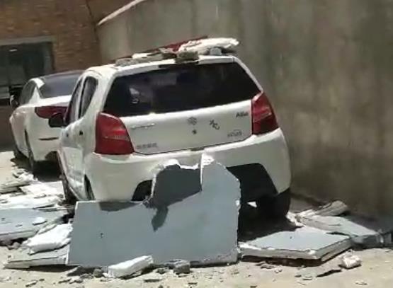 寧夏固原某小區外墻保溫板大片掉落,砸中車輛!